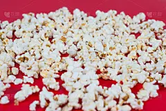 上面的高角度头顶上的近距离观察照片美味美味的黄色辛辣新鲜的爆米花孤立在明亮的颜色背景