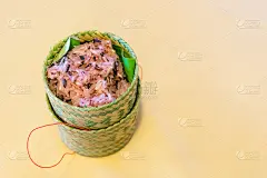 竹容器内的深色糯米。黑糯米