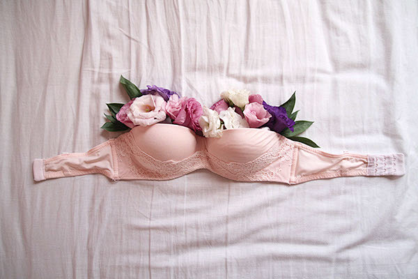 Under : A woman smel...