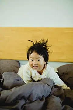 这次回家逢人就说黑色健康

摄影：洪小漩

出镜：菲比

菲比跟随婆婆回乡下待了一个月。这期间，面霜没有带够。

起初，并不在意。直到期间，我回去见了她，才发现，情况大为不妙。

她一边在阳光下肆意奔跑，一边又丝毫不在意防晒。待到长辈反应过来，脸蛋已经呈现萝卜丝状。皮肤也黝黑发亮起来。

见她之前，我和阿科都充满期待。真正见面那一刻，望着巧克力色的菲比，为父为母的我们，一时间陷入了沉默。

也不知道……有没有机会白回来。