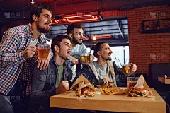 《老友记》的粉丝们在酒吧里看体育节目