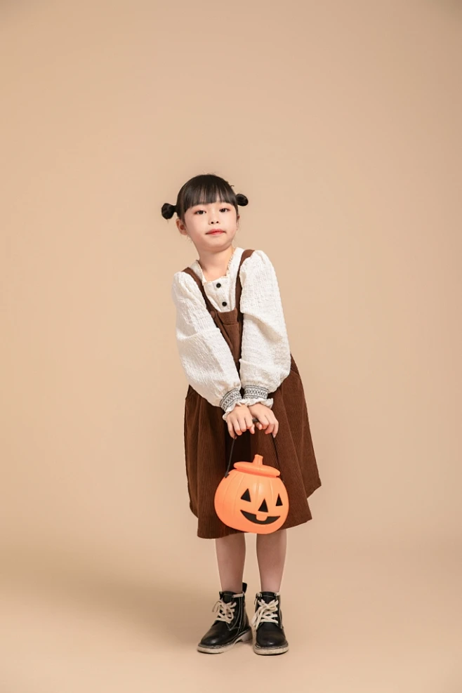 手拿南瓜南瓜头秋季儿童女孩人物摄影图