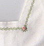 绿色featherstitch概述巴蒂斯特夏装的矩形线圈。 粉红色的玫瑰黄金口音的角落。 由特鲁迪·霍恩