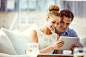 人,住宅内部,沙发,沟通,讨论_498211575_Couple with digital tablet_创意图片_Getty Images China