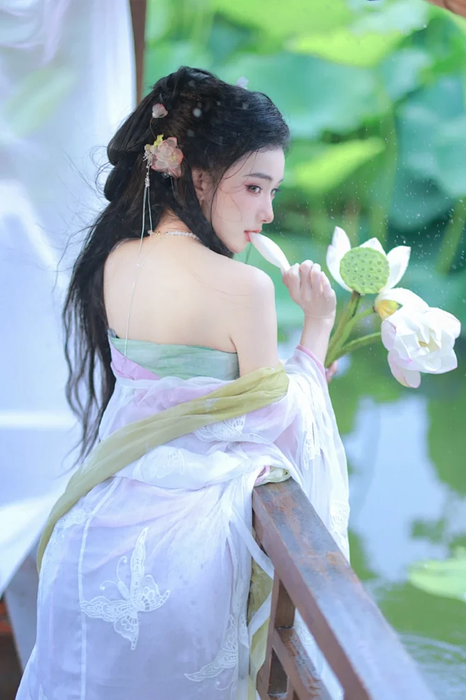 晚风吻尽荷花叶，任我醉倒在池边。 - 小...