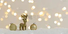 横幅上的圣诞物品在白色的雪和许多小，闪烁的灯光在背景