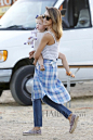 当地时间9月2日，甜心辣妈杰西卡·奥尔芭 (Jessica Alba) 抱着小女儿在马里布出街。