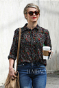 身穿碎花衬衫搭配牛仔裤的茱丽叶·霍夫 (Julianne Hough) 离开洛杉矶的一家Starbucks