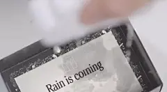 从雨都来的广告公司，要给你来点雨露 : 
 文/SCIASCIA@TOPYS 


 挪威广告公司MKNorway，从挪威第二大城市号称雨都的卑尔根搬家到首都，初来乍到，他们制作了一个很好玩的直邮，来宣传他们的到来。


	直邮件包含了两部分，一个是云朵形状的储水器，一个是用透明墨水写成的邀请函。根据盒子上的提示，当你把云朵里面的水挤出来滴到邀请函上，字迹就会显现。挺好玩的一个小互动，同时也让人对于这个来自雨都的广告公司记忆深刻。


	 


	挪威广告公司MKNorway 创意邀请函 


	
