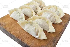 生饺子或煎饺孤立在白色背景上