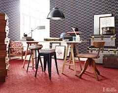 红色、金色、黑色……彩色的布艺如同绚烂的烟花，让人瞩目。复古醒目的壁纸、红色的地毯，实木的堆彻的小装饰甚至是书桌上随意堆放的书本都让感受到热闹的氛围，带来一抹清新和愉悦。