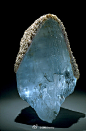 [披着锂云母的托帕石 @ National Museum of Natural History] Topaz with lepidoliteMost topaz come from pegmatites. This large crystal capped with lepidolite is naturally blue. This is rare in nature, however, and most blue topaz is man-made by irradiat......