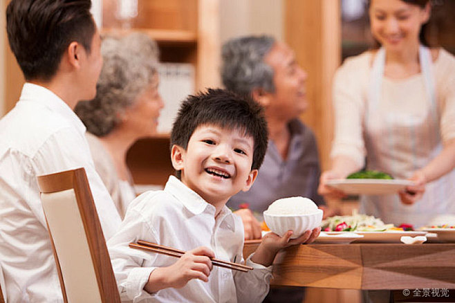 一家人享受快乐用餐时光_全景网