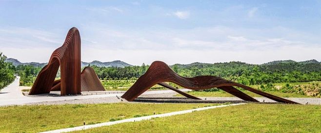 作品《山》位于六安市裕安区茶谷景区入口处...