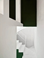 最新一期《Apartamento》中介绍了家具设计师Guillermo Santomà所改造的自宅，犹如遁入了宝石迷阵，粉、绿、蓝、金，闪的我分辨不出是时光倒回1960年代还是穿越到你我所无从想象的未来。各种对比色、几何形状分布在空间中，不论走到何处，都犹如置身于一幅抽象画中。这个五彩缤纷的家，绝对算得上是玩转彩色墙面的极致表现了。