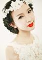 2. 2014年新娘唇妆颜色普遍艳丽，也是成为了流行新娘妆容的一大亮点。【新娘造型：杭州公主造型】