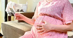孕妇独自在家。怀孕等待新生儿的到来。