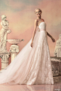 来自俄罗斯婚纱品牌Papilio 释出2015最新婚纱系列，虽然本季婚纱以「Hellas 希腊」为题，但设计却并不局限于希腊风格，柔和的色彩、精美的坠饰以及法国高端奢华的尚蒂伊刺绣花边，尽显女性之美，是传统与现代的完美结合。