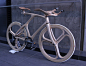 来自东京的工业设计学生 设计了一部全木制自行车，他表示该设计吸收了经轴梁架（beam frame）和标准梁架的好处，因此它能吸收大量冲击力，保证自行车在骑行时的稳固。除此之外，自行车的许多细节位置也值得关注，包括鹿角状的扶手以及有精细手工的车轮和轮辋：