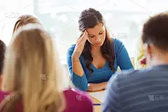 一组拿着试卷的学生