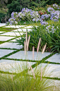精致有序的理性几何之美 | RAF Garden : RAF Garden是来自巴西知名景观设计师Alex Hanazaki的花园作品，项目秉承设计师一贯理性几何之美的风格，用简单的方格与直线条创造出优雅规整的花园空间。\x0a建筑正前方的无边跌级泳池与侧方的水景相互连通，半围合式的将花园空间包裹起来，花园由一个个大小一致的方格通过变化演变出园路与绿化空间，纯净的米色石材铺地与绿化空间相互穿插点缀，整个空间精致有序，体现了既理性又轻盈的几何之美，令人极度舒适！