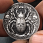 俄罗斯大叔Roman Booteen是雕刻硬币的高手…一枚普通的硬币在他手上就会变成价值好几万美元的艺术品……不仅会有精美绝伦的图案花纹，甚至还会有复杂精巧的机关……也是把雕刻玩到了极致……（ins:romanbooteen) ​​​​