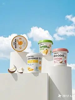jimeng-2025-07-03-7235-产品海报，背景是蓝天白云，4个不同口味的零食桶错落有致的放置白色展示台上，位于画
