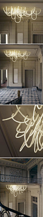 『Les Cordes chandelier』玻璃管内装LED灯带为光源，说灯也行，艺术品也可以，像跟天花融为一体的感觉，NICE!