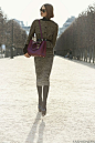 Dior Pre-Fall 2012 Lookbook






















如何在简约的穿着中融入盛装风格，如何在展现优雅的同时又不会over-dressed，Christian Dior绝对是各种高手。2012早秋系列，Dior带给我们一如既往的法式风情，那种略微复古的鲜明轮廓，绸缎面料或是蕾丝点缀都运用得恰到好处，美得低调，却不容忽视。

(22张)