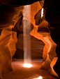 羚羊峡谷（Antelope Canyon）是世界上著名的狭缝型峡谷之一，也是知名的摄影景点，位于美国亚利桑纳州北方，最靠近的城市为佩吉市(Page, Arizona)，属于纳瓦荷原住民保护区。羚羊峡谷在地形上分为两个独立的部分，称为上羚羊峡谷(Upper Antelope Canyon)与下羚羊峡谷(Lower Antelope Canyon)。