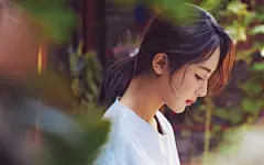 杨紫低头桌面壁纸