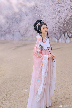 兔兔抱钱采集到汉服