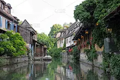 2020年7月20日，法国科尔马;小威尼斯，水渠和传统的半木结构房屋。科尔马是法国阿尔萨斯的一个迷人
