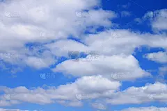 四月的蓝天和灰白色的云