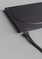 带有突出圆盘轮廓的铣削铝块是对索尼Discman D-2的致敬。20个LED亮起以显示曲目编号。耳塞具有磁性，便于携带。