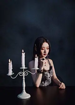 组图：赵丽颖暗黑系写真曝光 着一袭蕾丝裙搭魅惑眼妆化身魔女 : 7月6日，赵丽颖工作室晒出一组写真大片。着一袭蕾丝裙搭魅惑眼妆化身魔女。