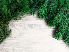 圣诞框架与冷杉树枝在白色的木制背景。圣诞壁纸。平躺，俯视图。本空间