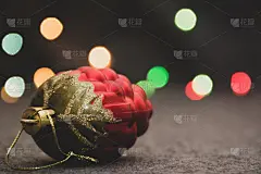 花环背景上的圣诞装饰小玩意