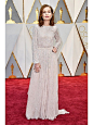 9个奥斯卡的精选造型 会是你婚纱的灵感来源【Isabelle Huppert】