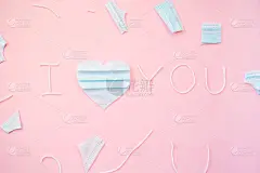题字、文字“我爱你”用蓝心做成，用医用口罩切成片。情人节。创意贺卡的节日。冠状病毒大流行,covid