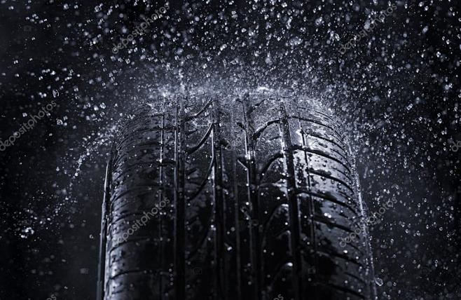 汽车轮胎在雨中