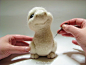 分享一只来自俄罗斯手艺人Смирнова Елена的羊毛毡教程，一只萌萌的恐龙宝宝。超多图、超详细，宝宝只不过翻译了一下，就累的不要不要的。http://t.cn/Rbm7a3v