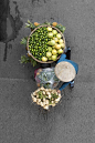 摄影师Loes Heerink在越南河内站在桥上向下拍困惑的三轮车满载水果与花朵