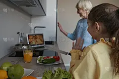 奶奶和孩子做晚饭，和亲人视频通话