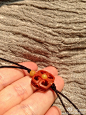 吉德宝萌货。有个南红新品，工作室最新设计的“五眼六通”，用了顶级工艺顶级南红料，多种用途，非常好玩。一对小白鱼也挺可爱，一对收了非常有意思！还有个南红盘长吉祥结，配件利器。一个完美的碧玉小象。难得来之不易的新疆糖玉乾坤环还有一个，小辣椒其实美得想自藏了
