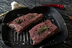 一盘鲜肉和迷迭香在深色背景，俯视图