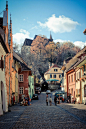 Sighisoara, Romania (by Ioana_Lungu)。罗马尼亚锡吉什瓦拉(锡吉索拉)，罗马尼亚中部城市。在穆列什河支流大特尔纳瓦河畔。十二世纪为特兰西瓦尼亚城镇，十四世纪为著名的手工业城市。有建于十三至十五世纪的城堡、钟楼和教堂等古迹。是旅游和避暑胜地。 #景点# #美景##罗马##旅行#