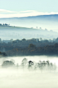 Misty hills near Loch Lomond, Scotland(by tcdigitalimages)。英国苏格兰洛蒙德湖(罗蒙湖)，是苏格兰最大的湖泊，位于苏格兰高地南部，四周被山地环绕，南部略成三角形。洛蒙德湖目前是洛蒙德湖和特罗萨克斯国家公园的一部分，湖的东岸为高974 m的洛蒙德山，在《广播时报》2005年做的民意调查中，洛蒙德湖在“英国最伟大的自然奇观”排名内名列第六。苏格兰的洛蒙德湖就像是英国浪漫小说里的场景一样。