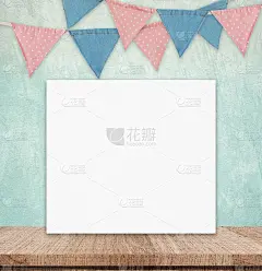 空白的白板和党旗挂在绿色的水泥墙背景，文本复制空间