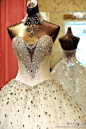 全球潮流婚纱：美极了的一款婚纱，水钻的加入设计不仅显得高贵大方，而且抢眼极致。